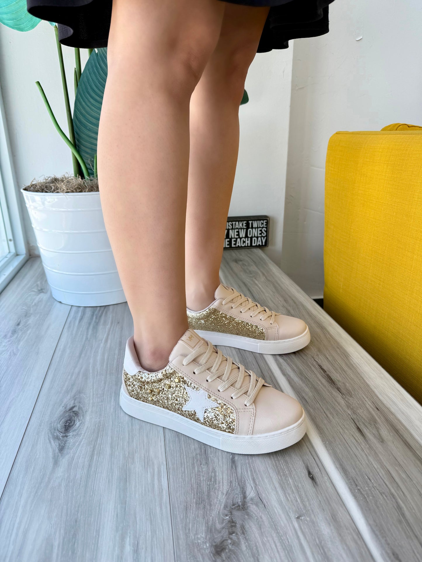 Flora off white sneaker