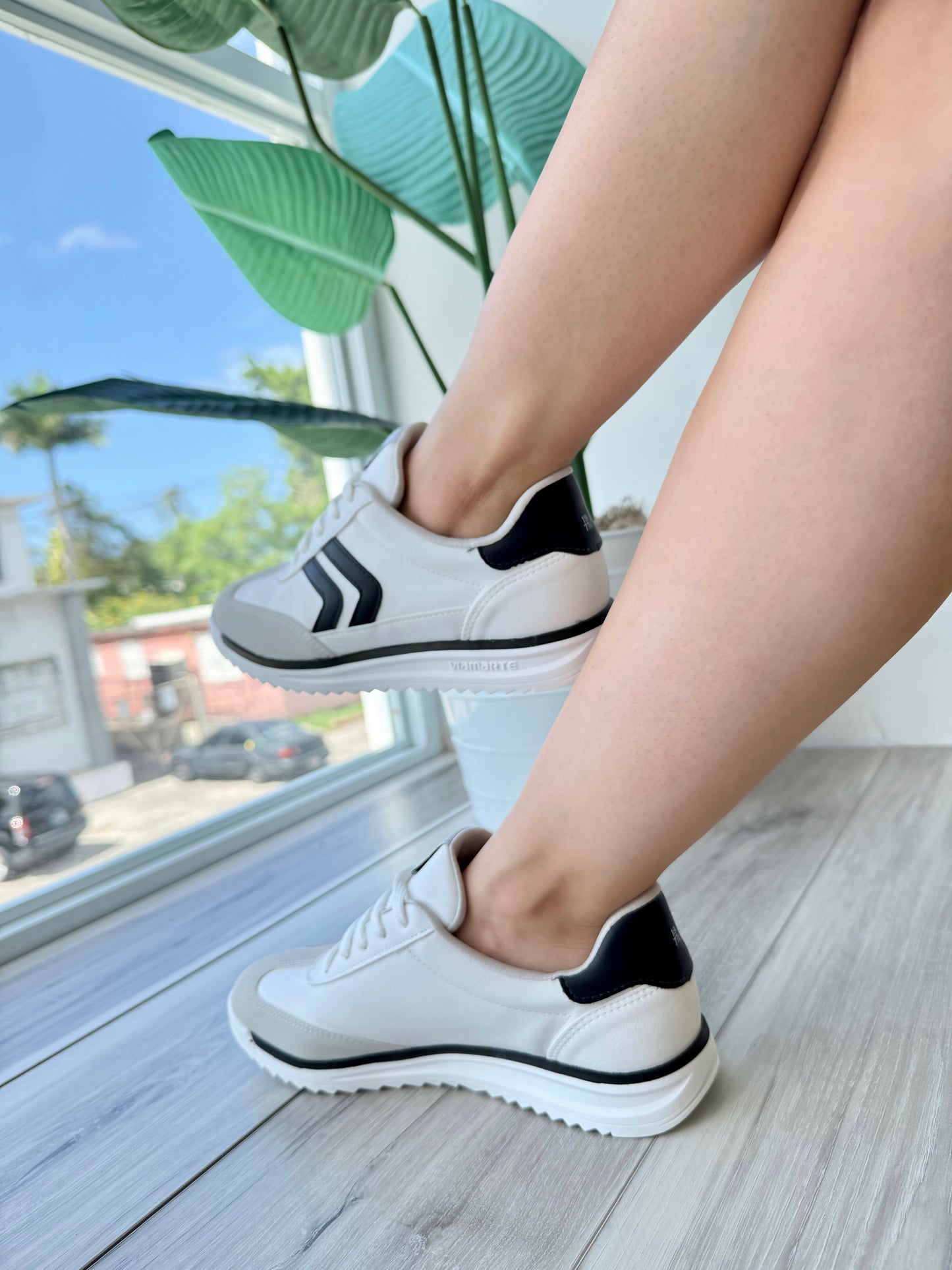 Isma blk white