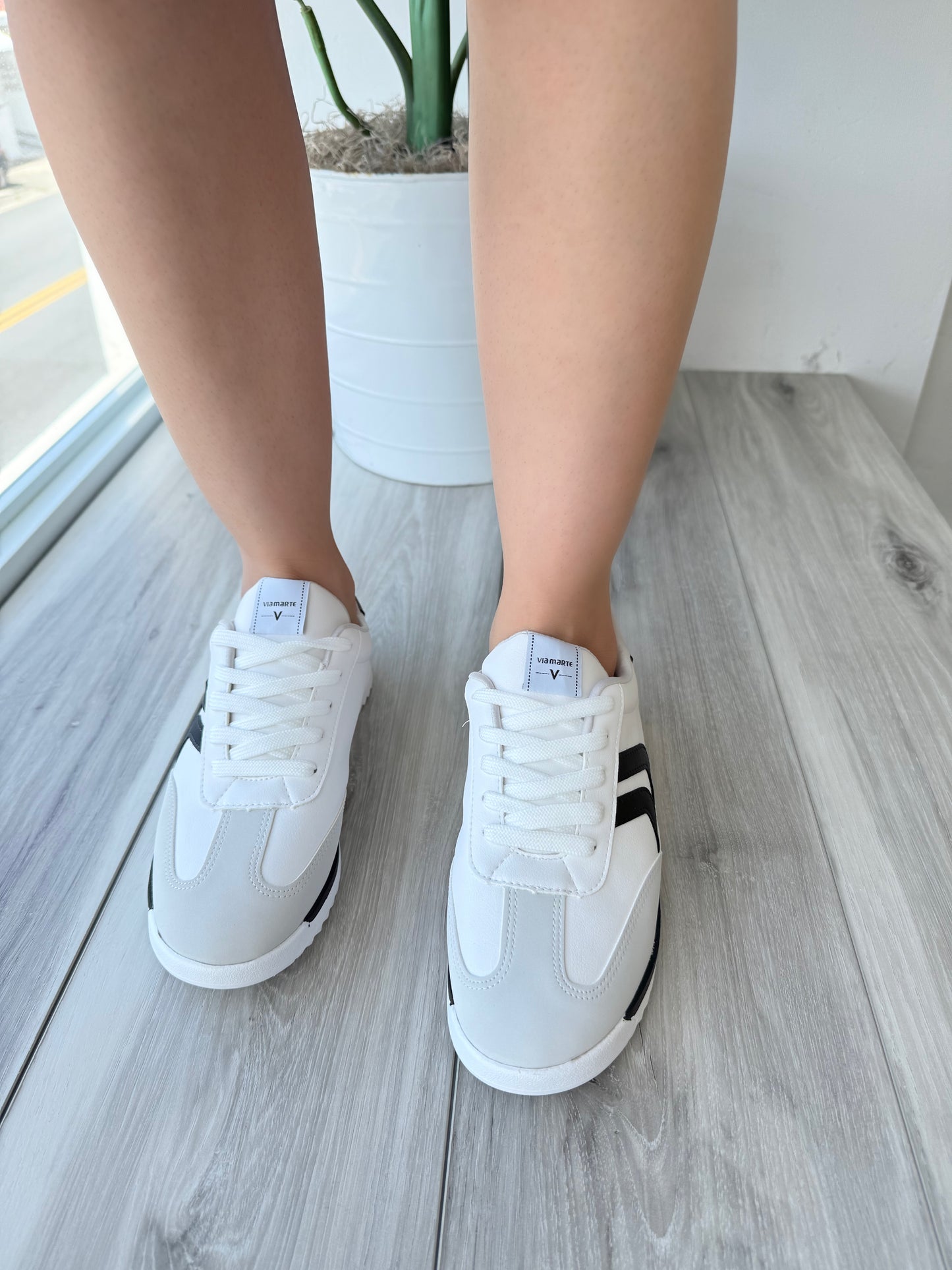 Isma blk white