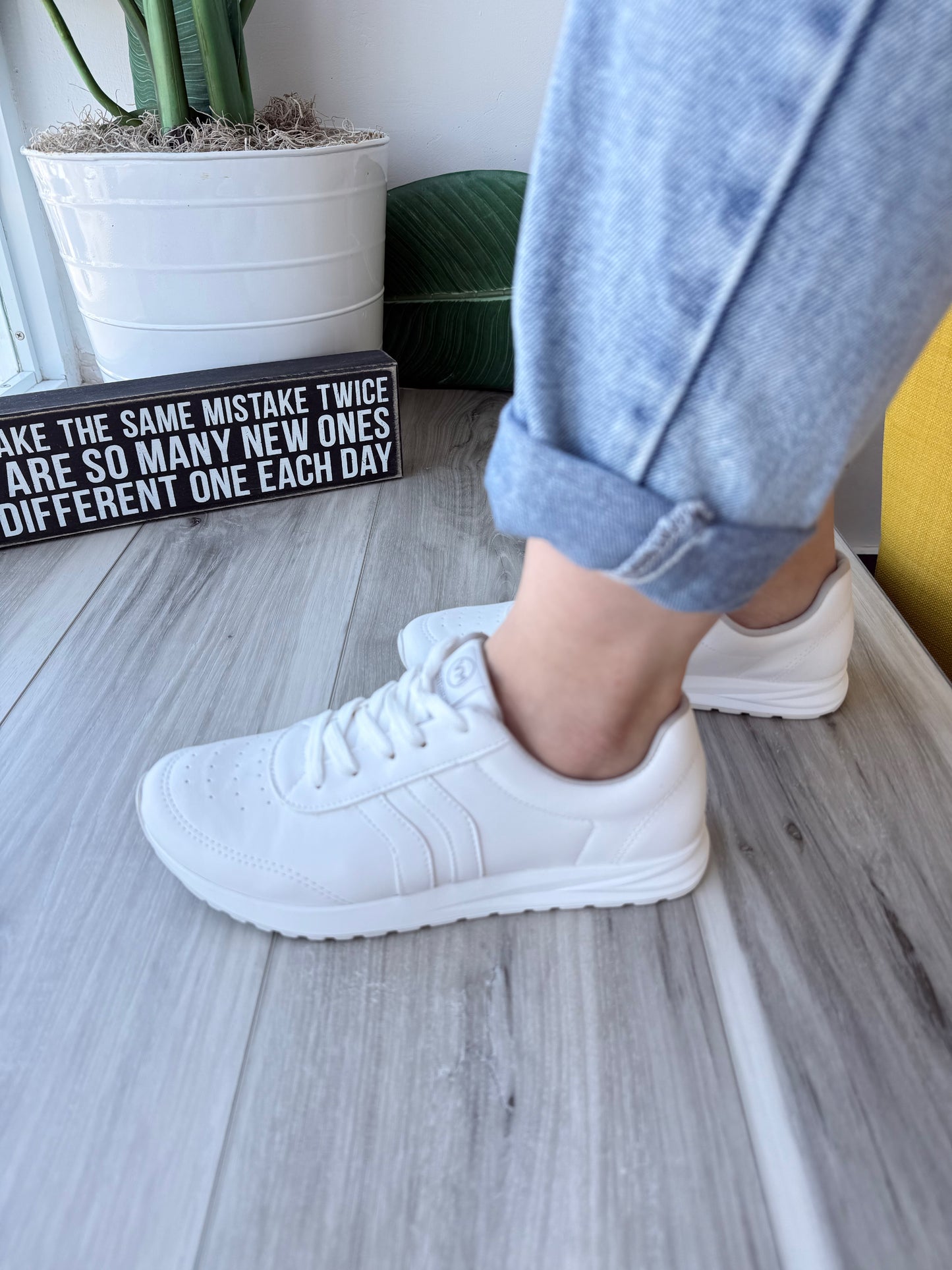 Loly White- 6,7