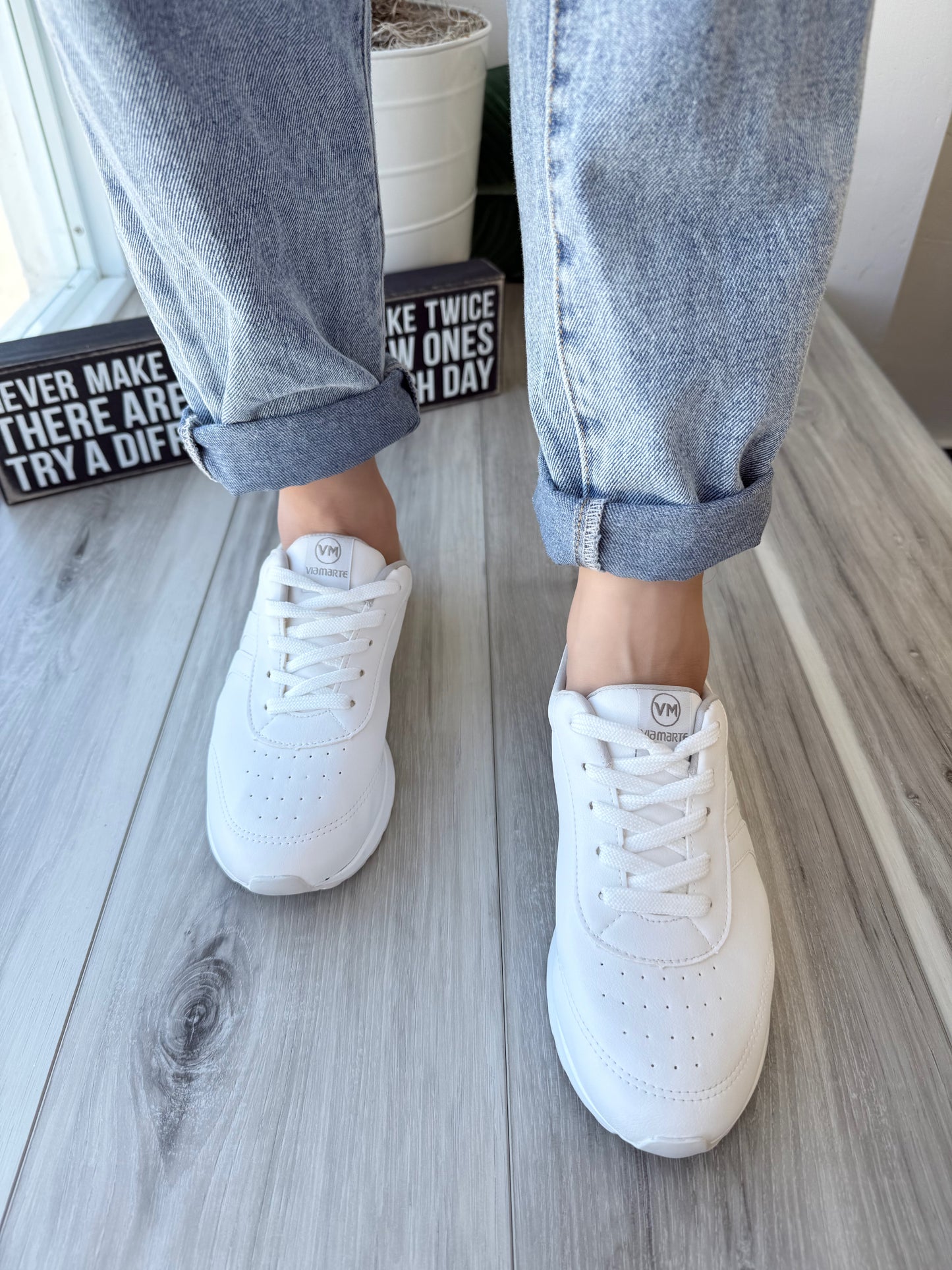 Loly White- 6,7