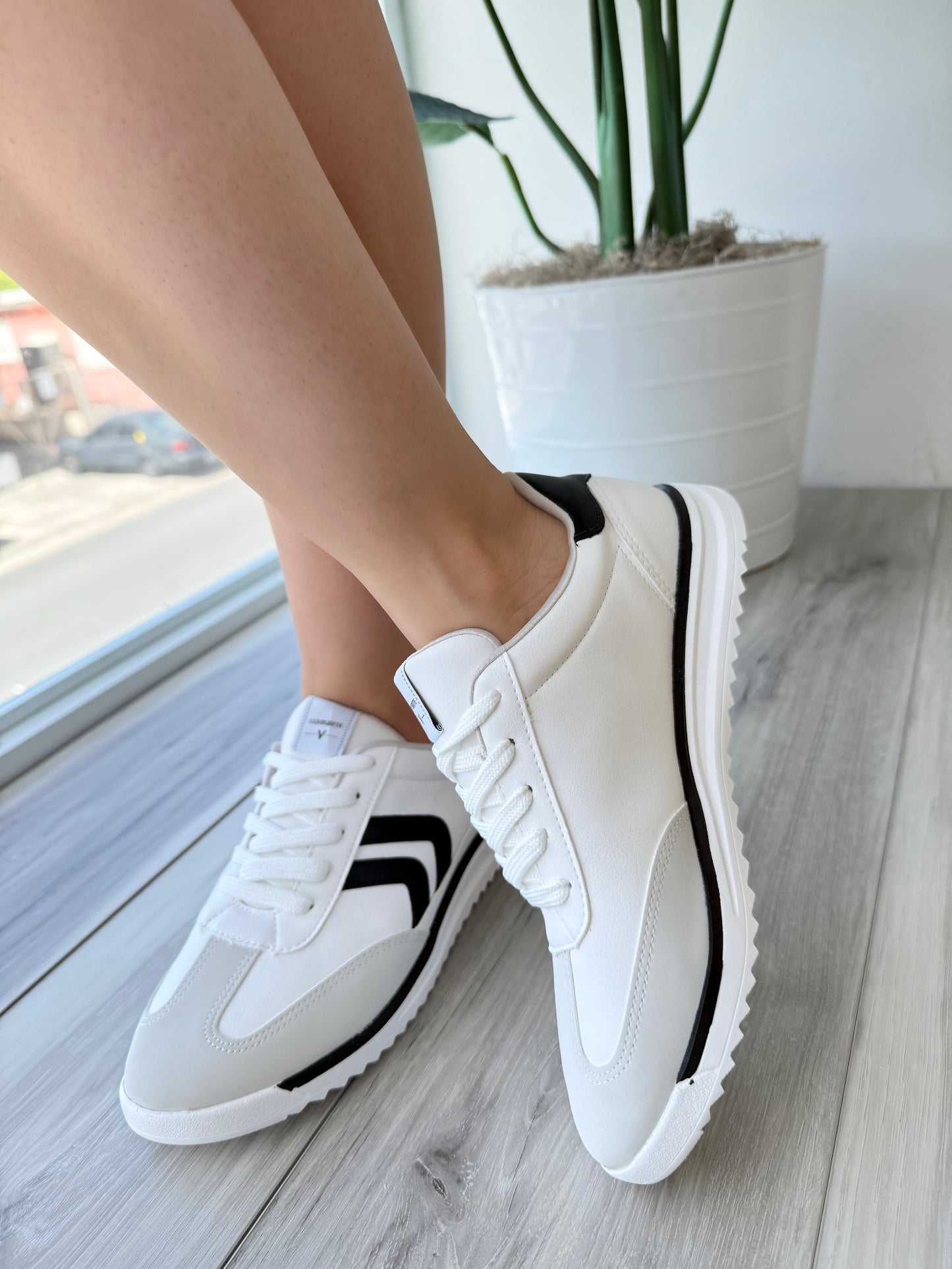 Isma blk white