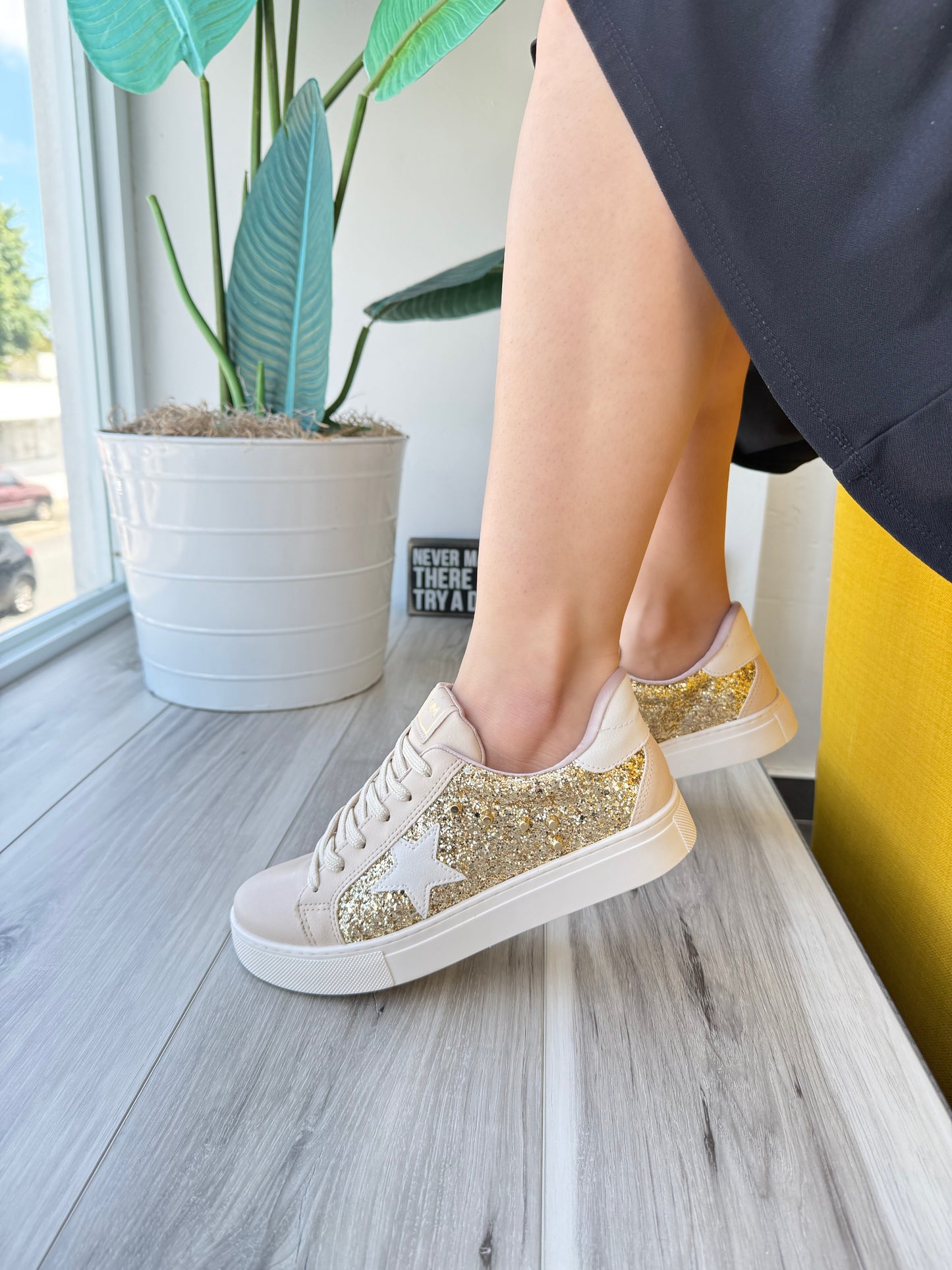 Flora off white sneaker