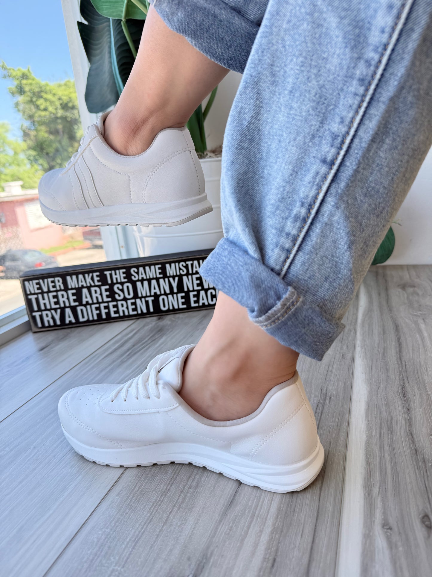Loly White- 6,7