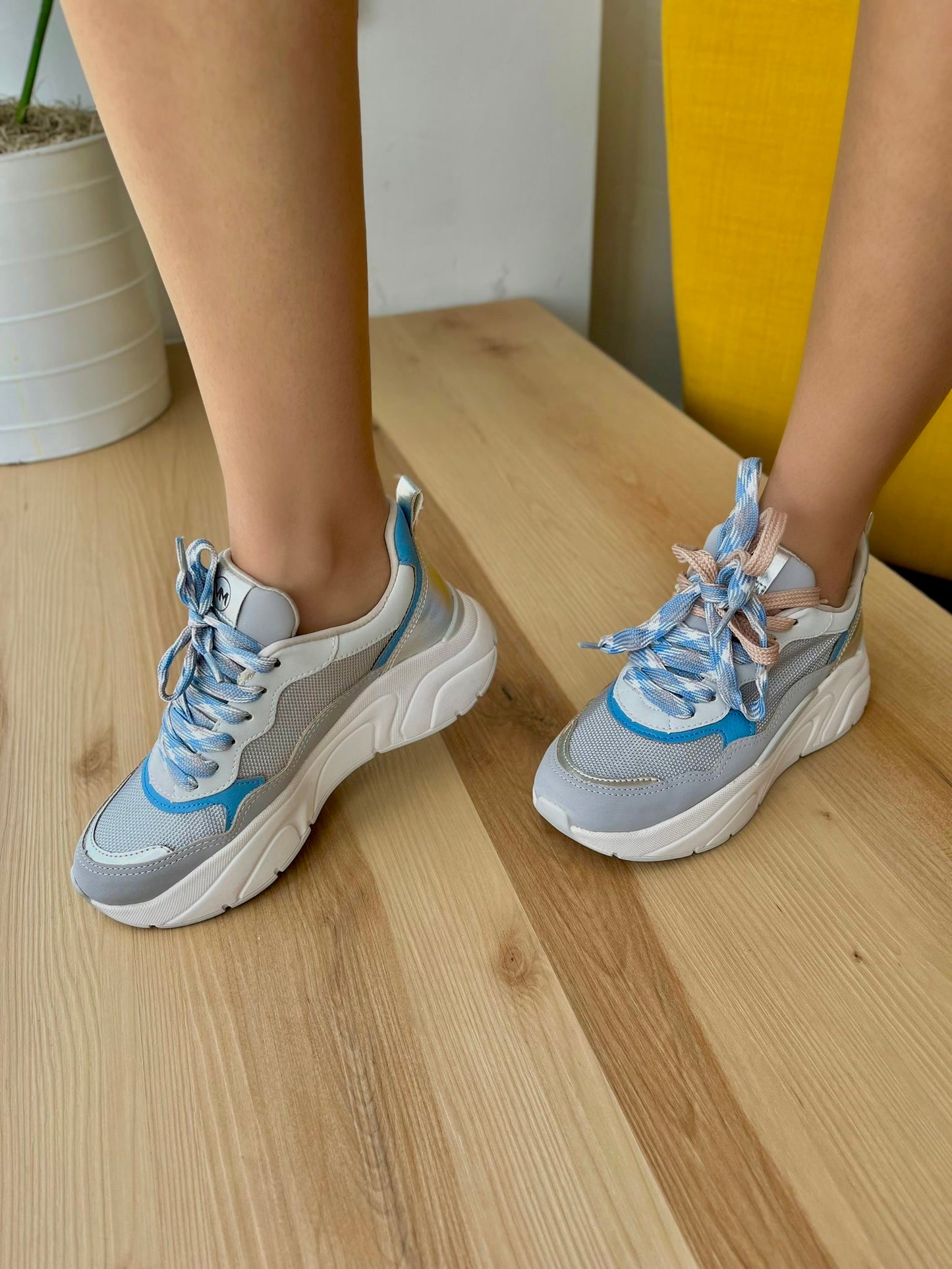 Ootd sneaker- size 4,11 - Stela The Shoetique