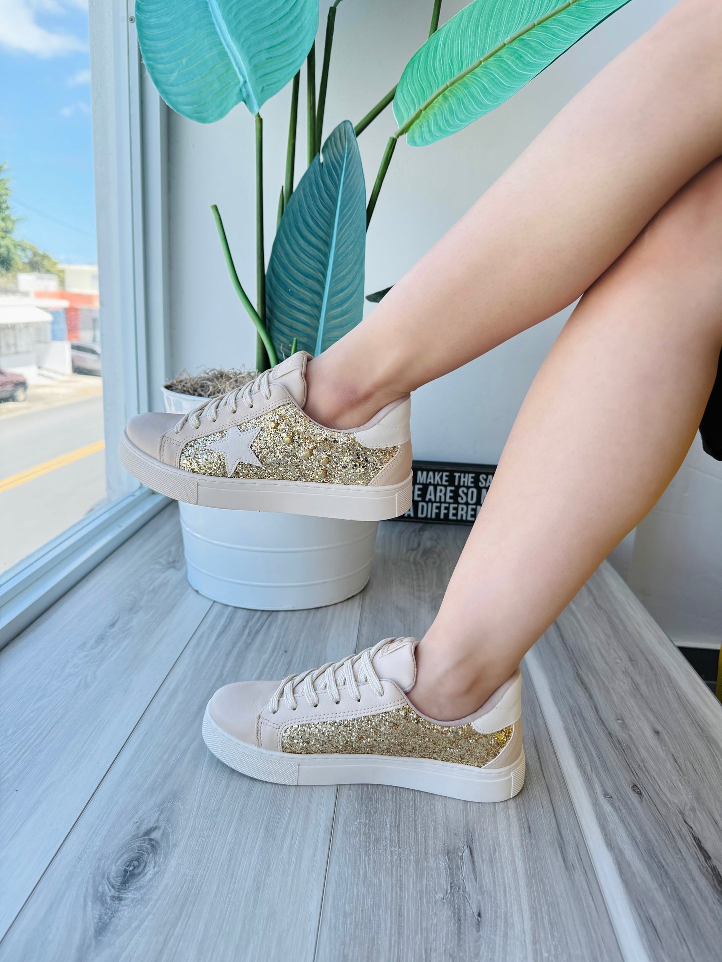 Flora off white sneaker