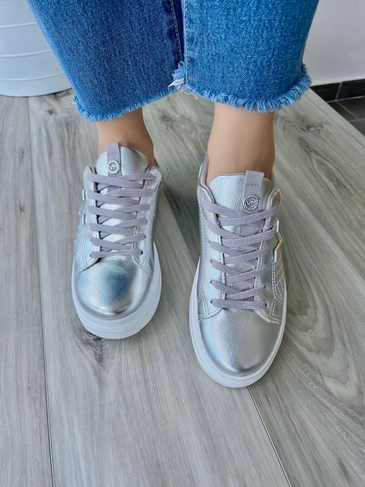 Nuna silver sneaker