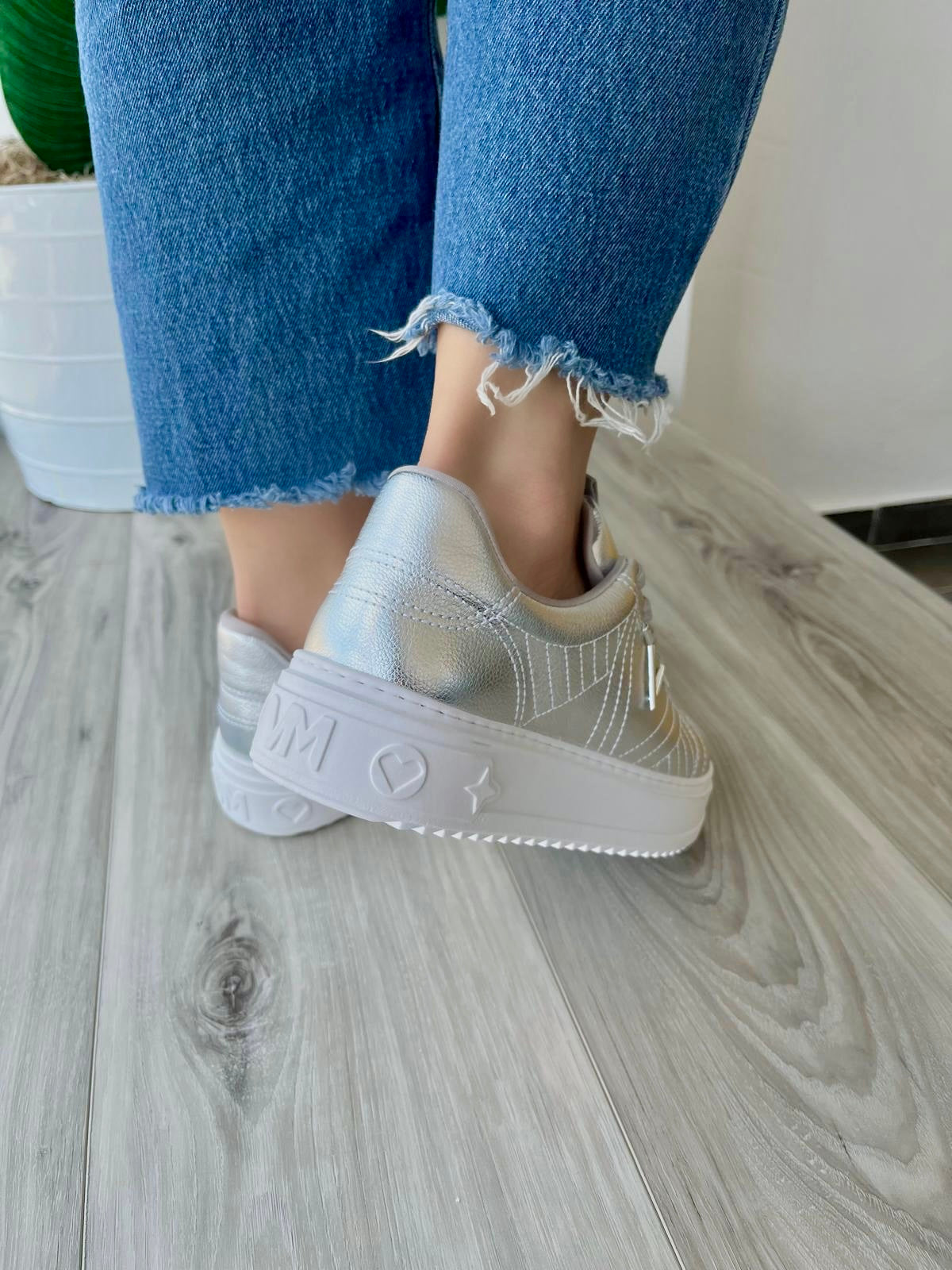 Nuna silver sneaker