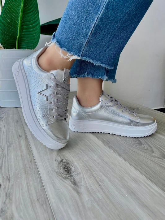 Nuna silver sneaker