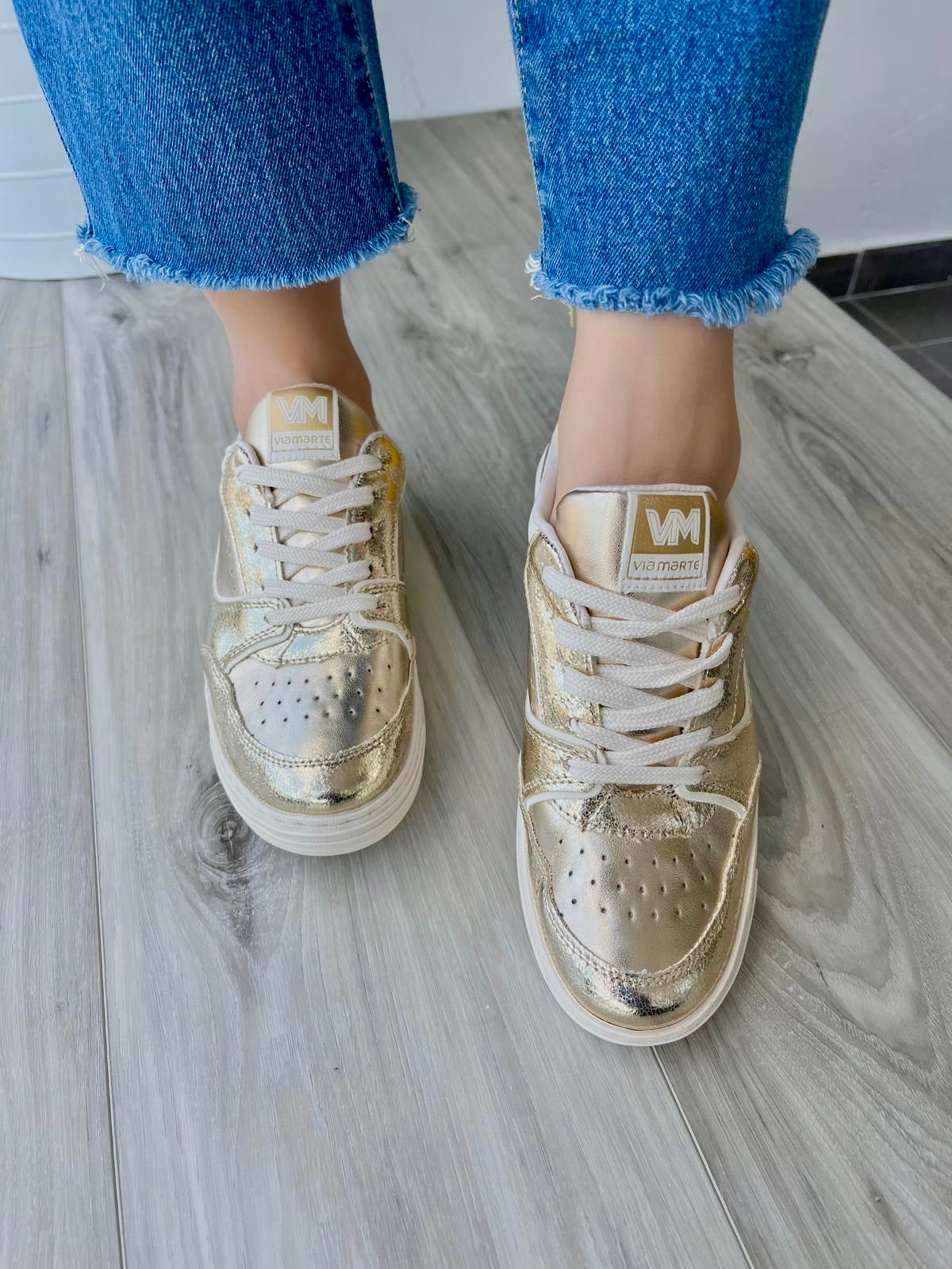 Sarai gold sneaker