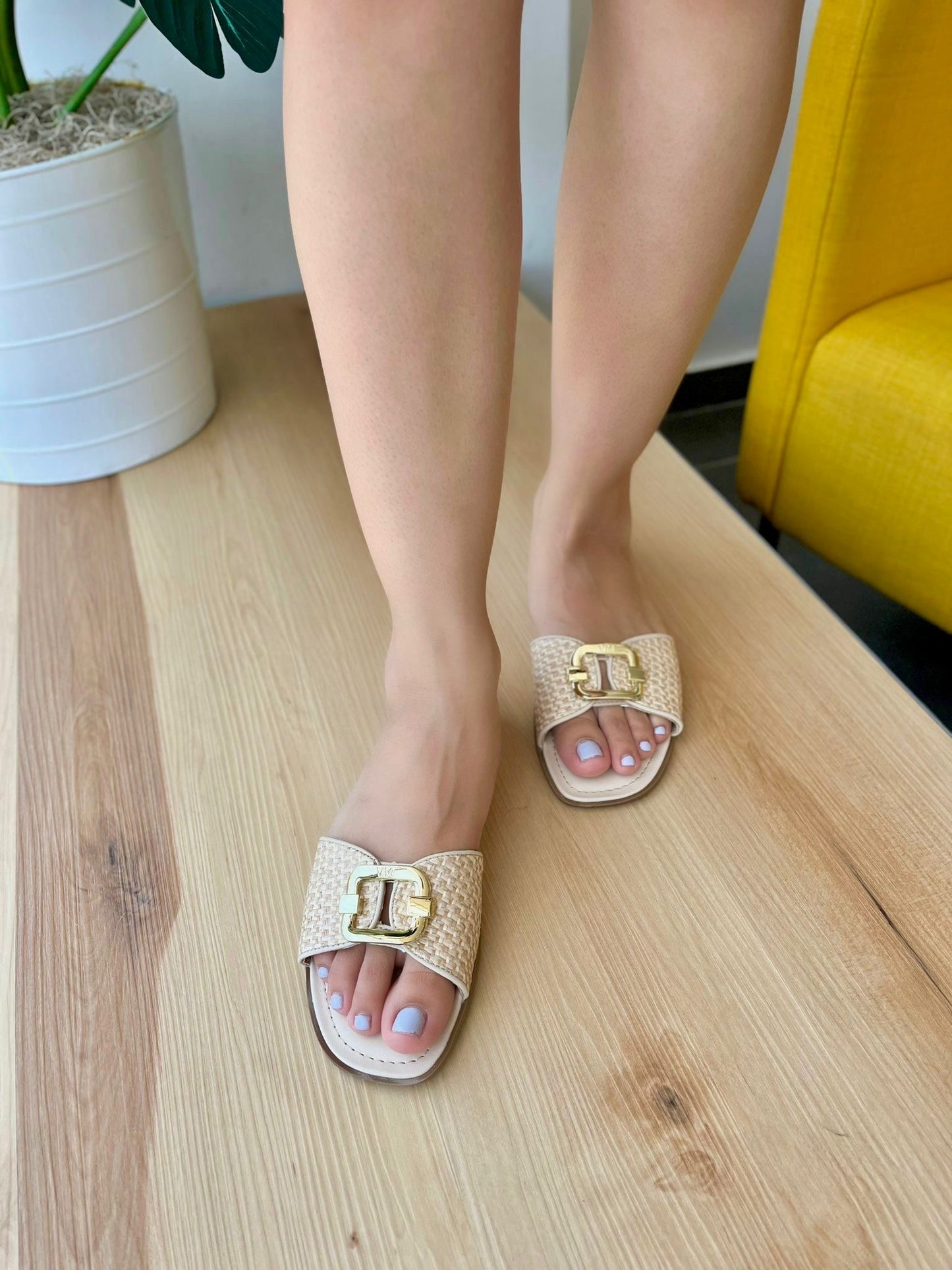 Danelle creme flat