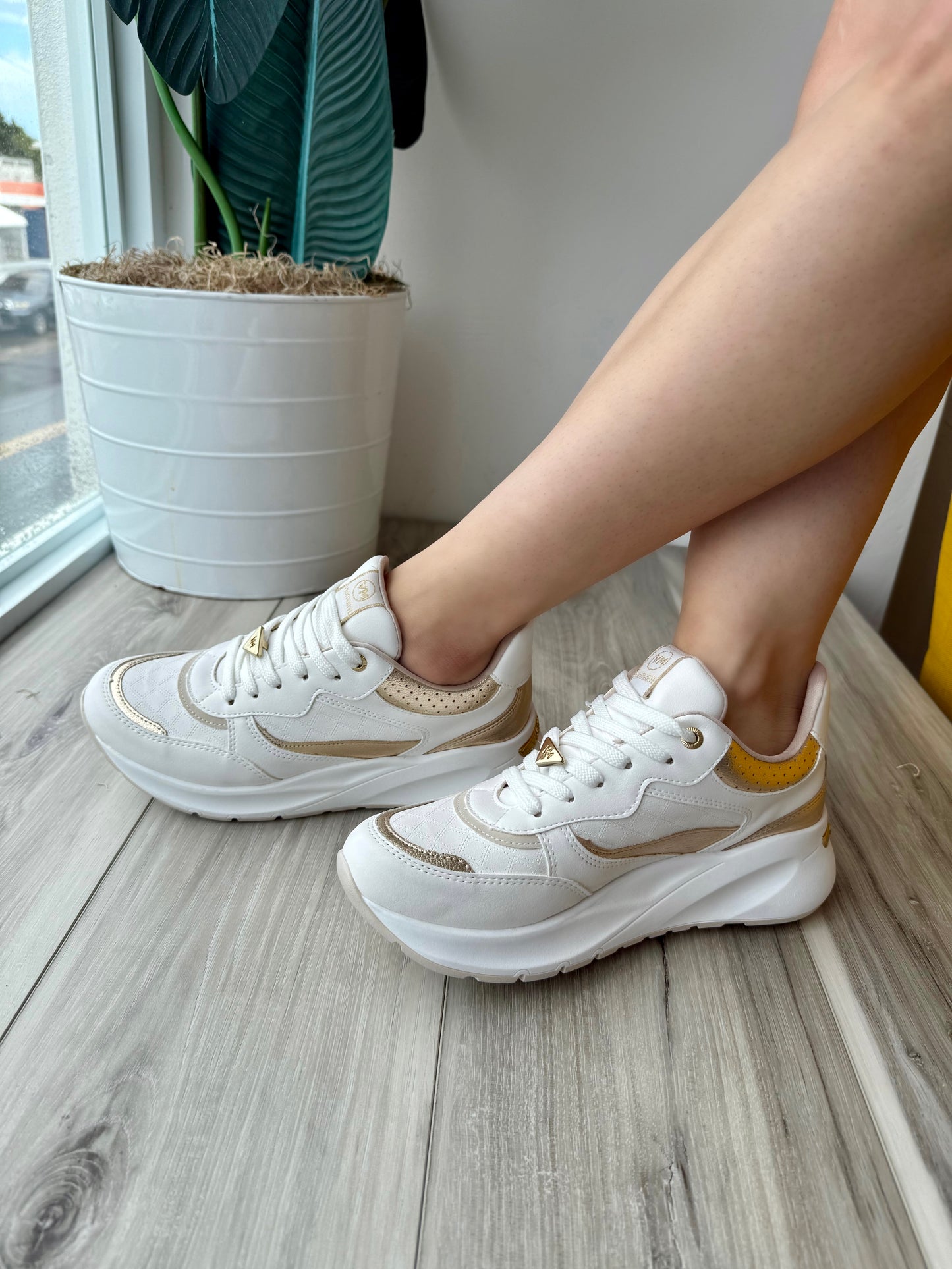 Alaia white/gold sneaker 8,10