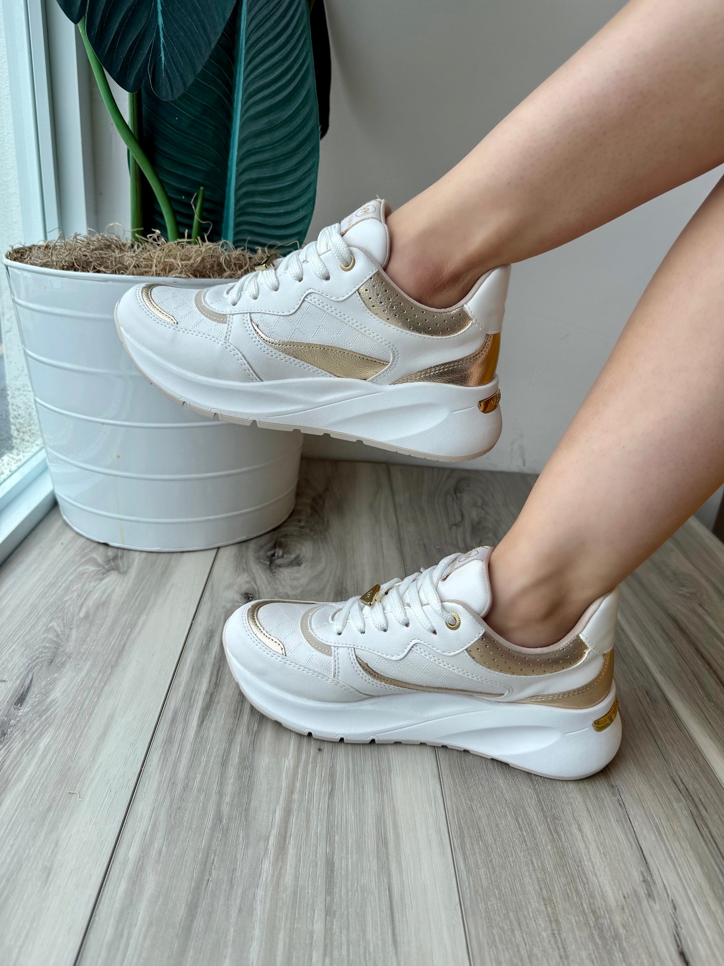 Alaia white/gold sneaker 8,10