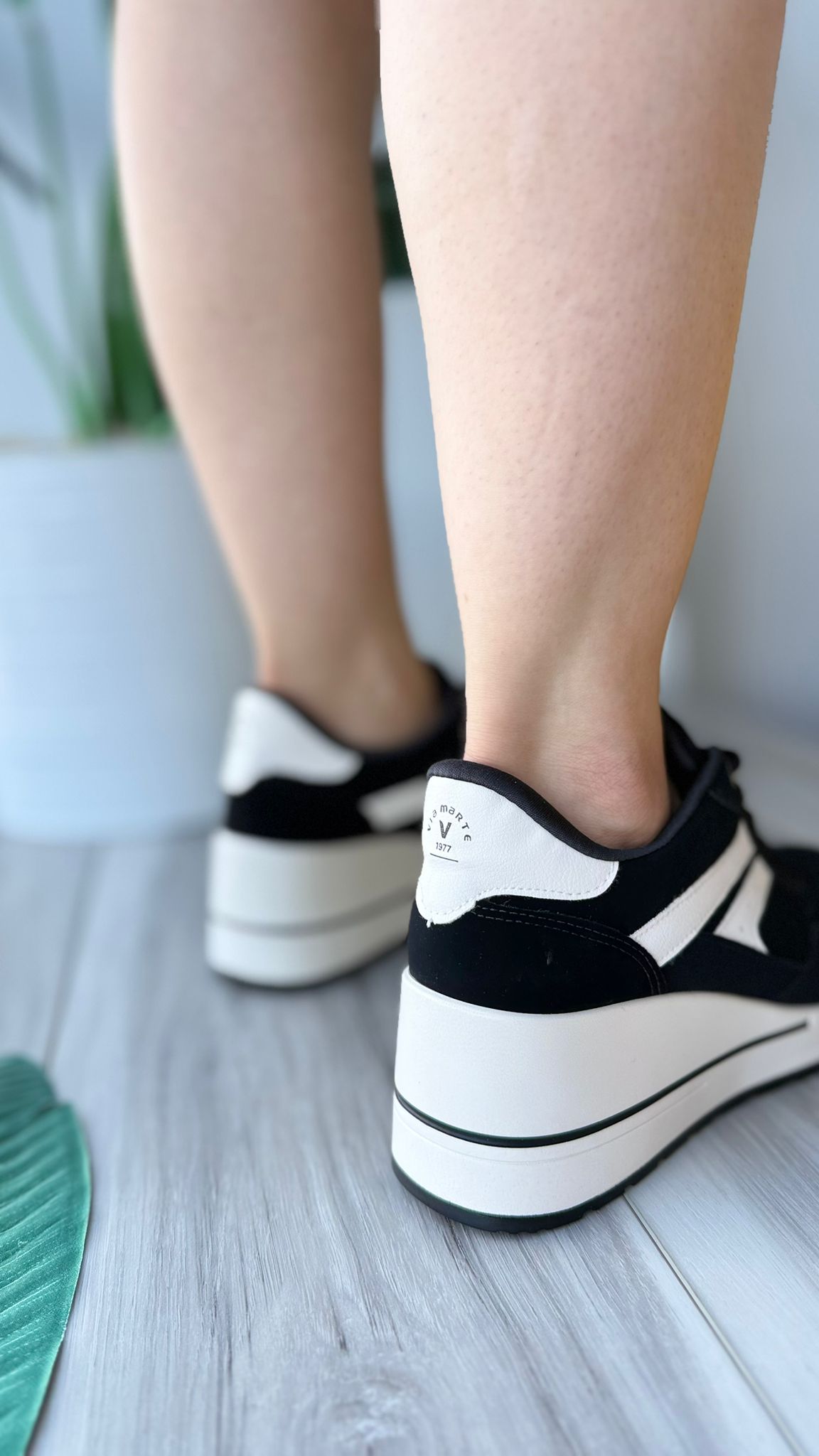 Travis black heeled sneaker