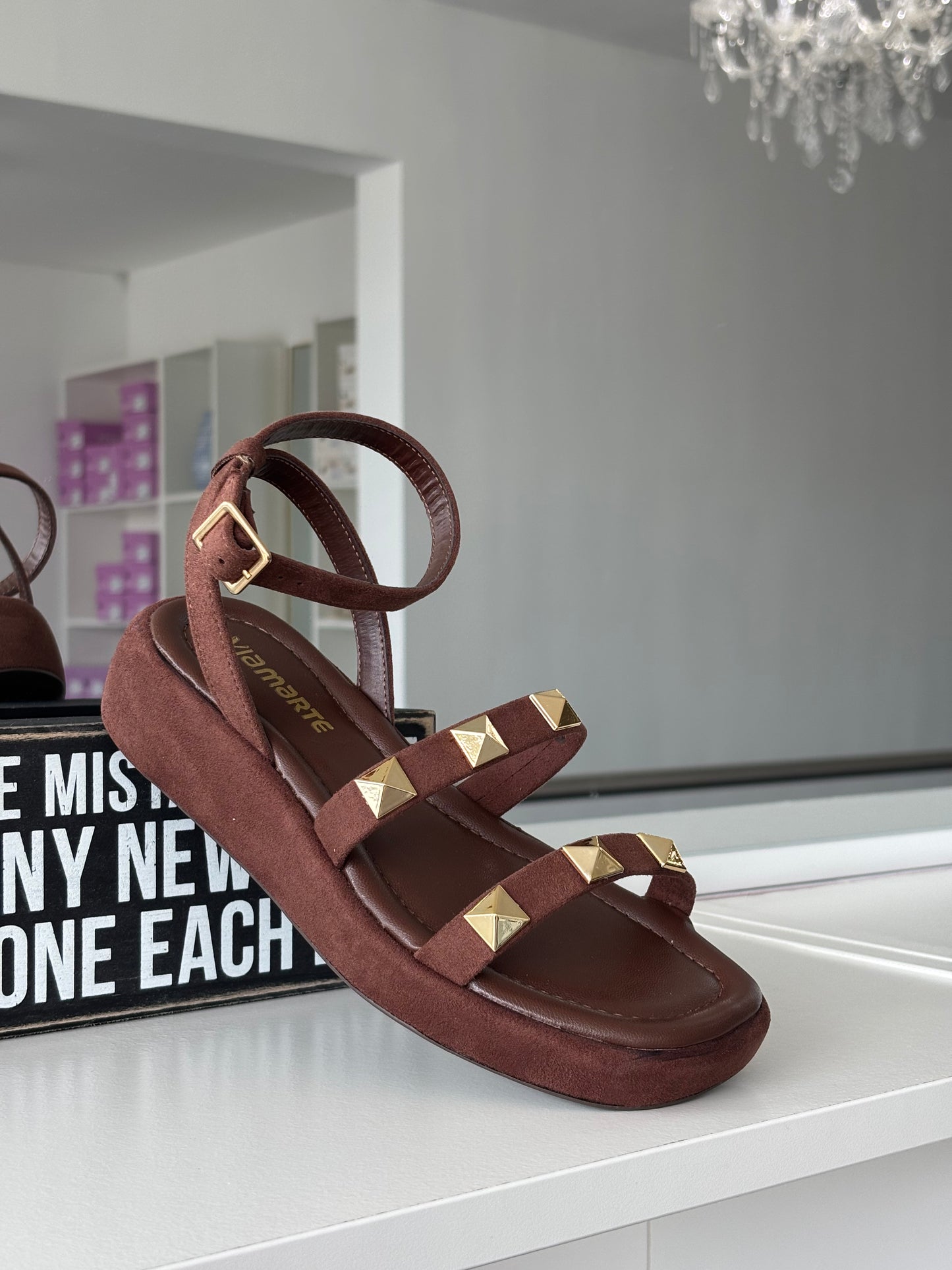 Leandra dark brown